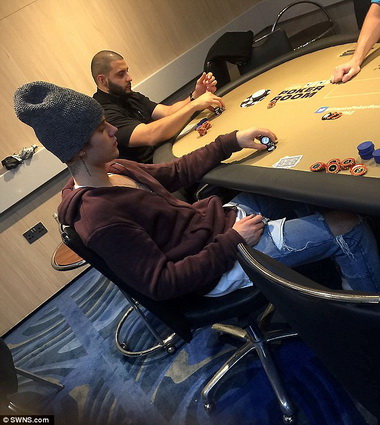 Джастин Бибер в казино.